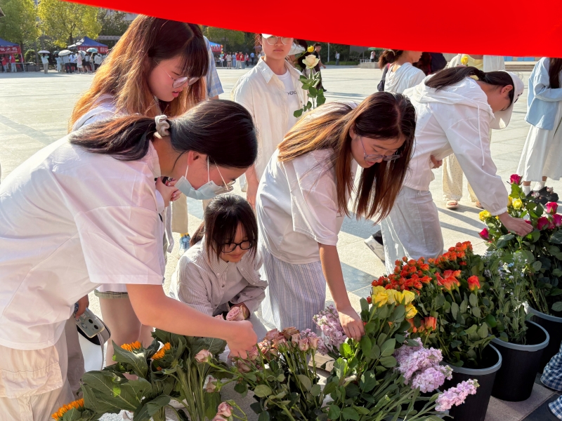 8-文化与传媒学院—以花之名，予以友爱_副本.jpg