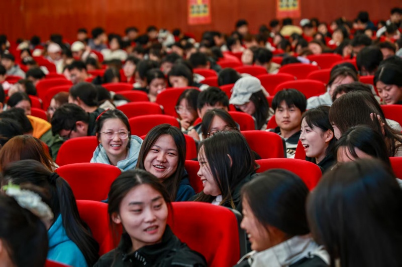 讲座现场1_副本.jpg 讲座现场1_副本.jpg